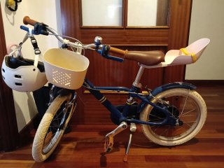 Bicicleta infantil azul con cesta y sillita