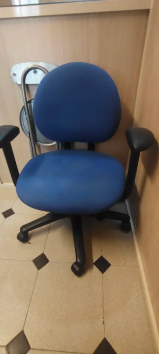 Silla de escritorio azul con ruedas