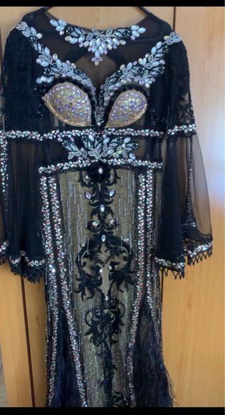 Vestido negro con pedrería y transparencias
