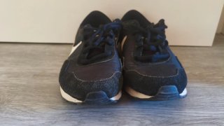 Zapatillas deportivas Nike negras y blancas