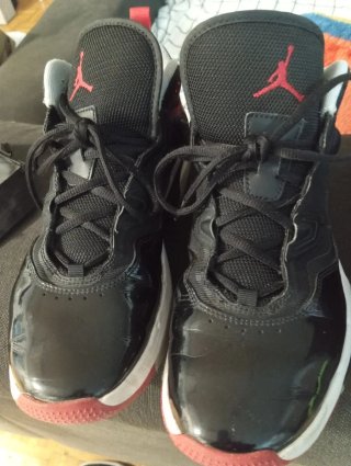 Zapatillas Jordan Negras y Rojas