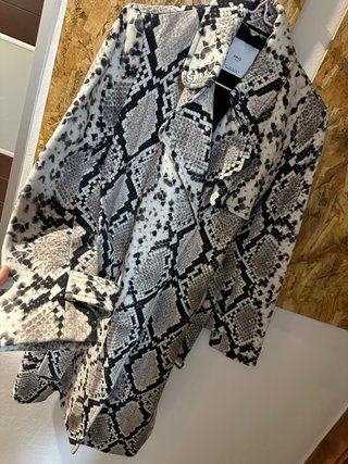 Gabardina Mango estampado serpiente