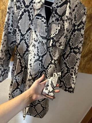 Gabardina Mango estampado serpiente
