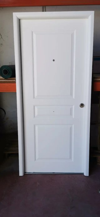 Puerta de Vivienda Blanca