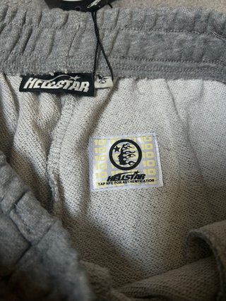 Calça Hellstar cinza com detalhes