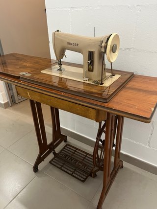 Máquina de coser Singer con mueble
