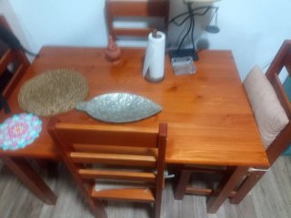 Mesa de madera con 4 sillas