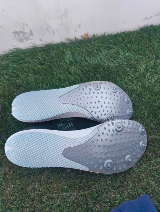 Zapatos de clavos KIFRU negros y blancos