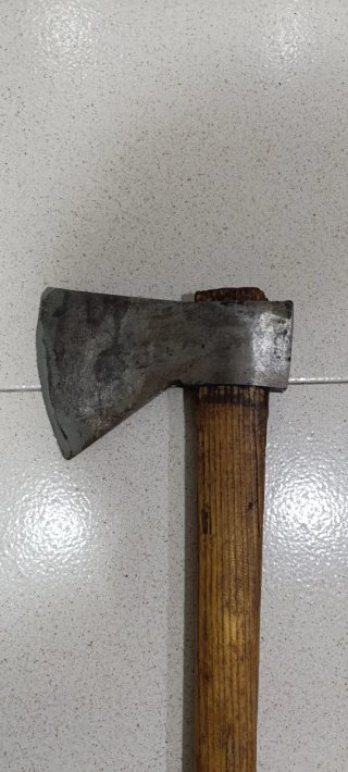 Hacha Bellota de Hierro en buen estado