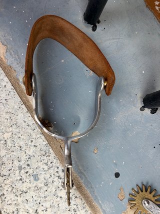 Espuelas de cuero y metal