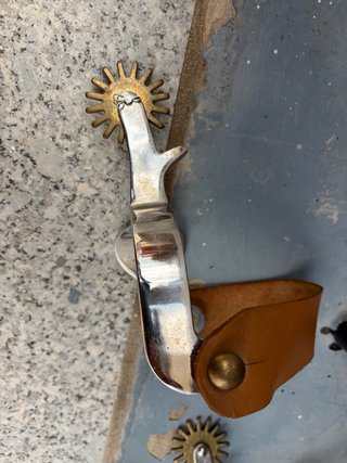 Espuelas de cuero y metal