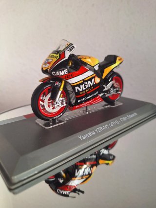 Moto a escala 1:18 Yamaha YZR-M1 Colin Edwards