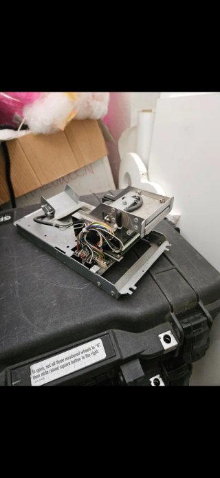 Lettore motorizzato di tessere e chip card