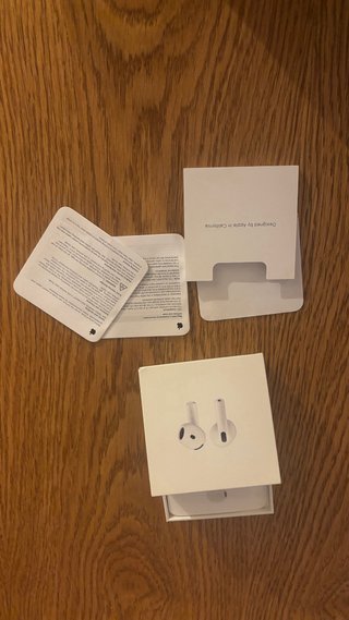 Airpods 4 ANC Apple Blancos.