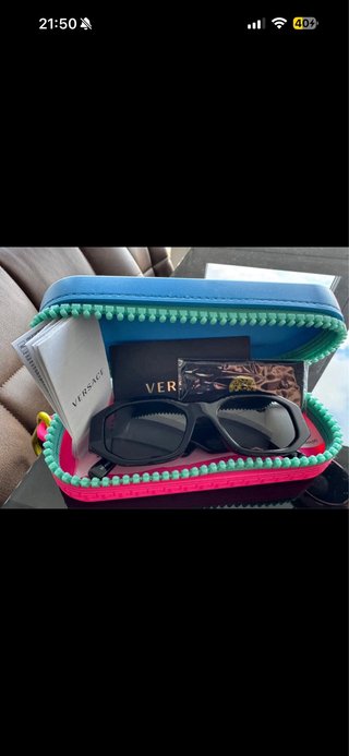 Gafas de sol Versace negras y doradas