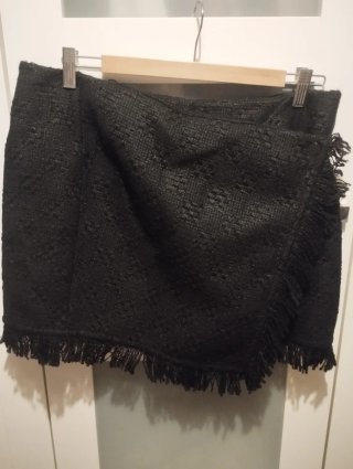 Falda Zara negra con flecos