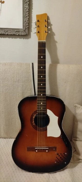 Guitarra Egmond Vintage con ampli incorporado.