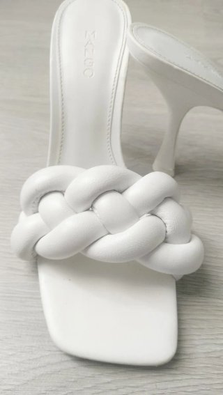Mules Mango tacón blanco tiras trenzadas