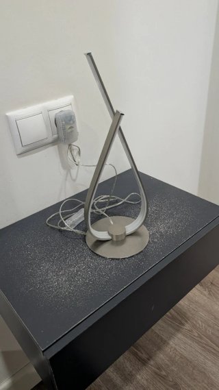 Lámpara de mesa moderna plateada