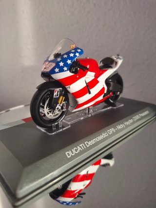 Moto a escala 1:18 Ducati Nicky Hayden 2008