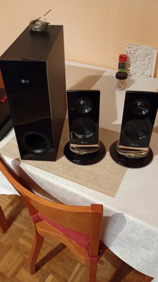 Subwoofer y 2 altavoces LG negros