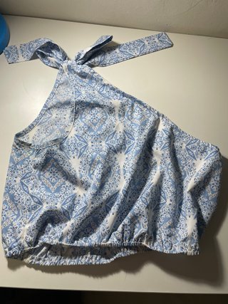 Top corto estampado azul y blanco