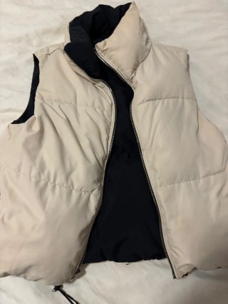 Chaleco plumífero reversible beige y negro