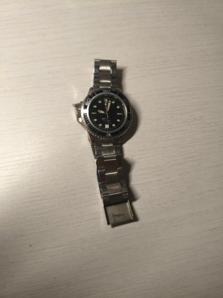 Reloj con Esfera Negra y Correa Plateada