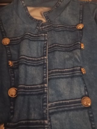 Chaqueta vaquera con botones dorados