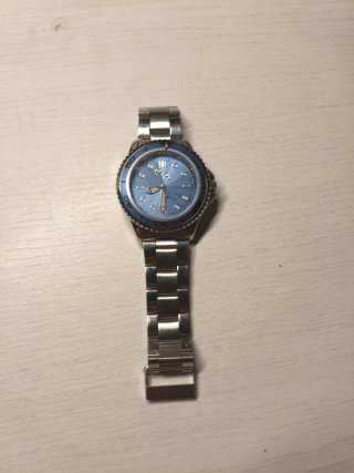 Reloj con Esfera Azul y Correa Plateada