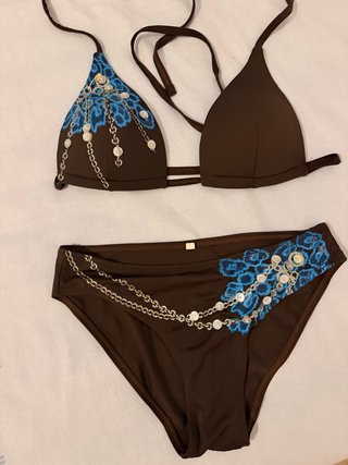 Bikini marrón con bordado azul