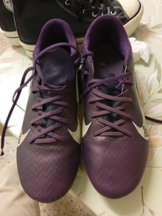 Zapatillas de fútbol Nike moradas y blancas