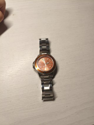 Reloj con Esfera Naranja y Correa Dorada