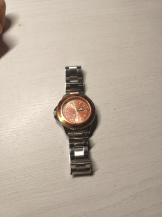 Reloj con Esfera Naranja y Correa Dorada