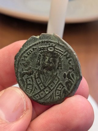Moneda bizantina Follis Mauricio Tiberio