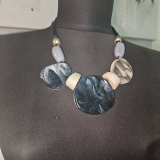 Collar Zara con piezas geométricas