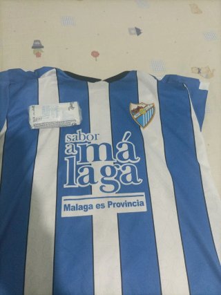 Camiseta blanca y azul