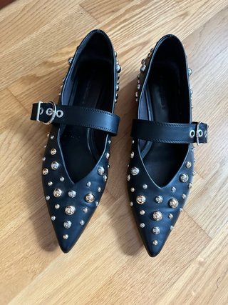 Zapatos planos negros con tachuelas