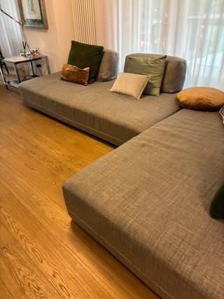 Ue divani in tessuto beige e verde