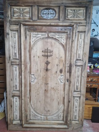 Puerta rústica madera antigua tallada