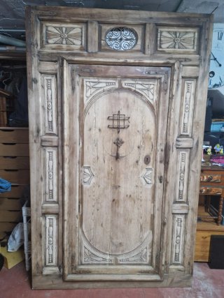 Puerta rústica madera antigua tallada