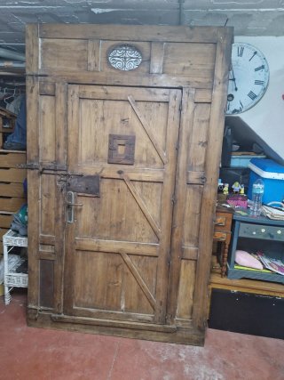 Puerta rústica madera antigua tallada
