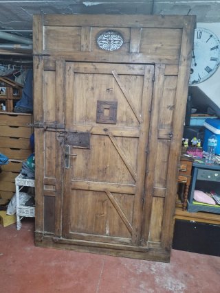 Puerta rústica madera antigua tallada
