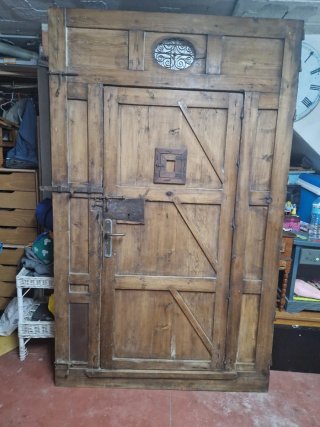Puerta rústica madera antigua tallada