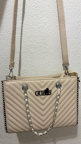 Bolso Beige con Cadena Plateada