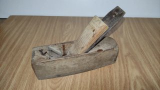 Cepillo carpintero antiguo de madera