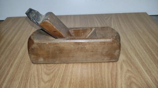 Cepillo carpintero antiguo de madera