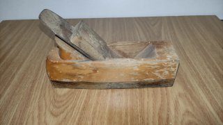 Cepillo carpintero antiguo de madera