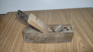 Cepillo carpintero antiguo de madera