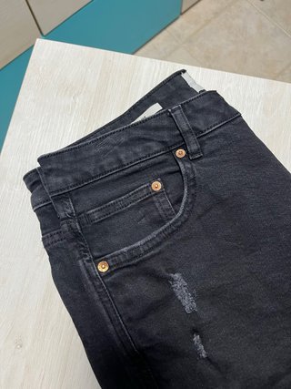 Pantalones vaqueros negros desgastados